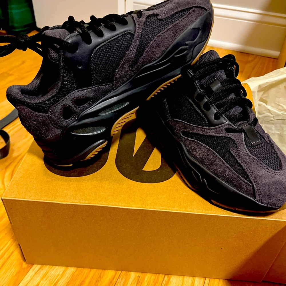 Yeezy 700 - Picture 3 of 5